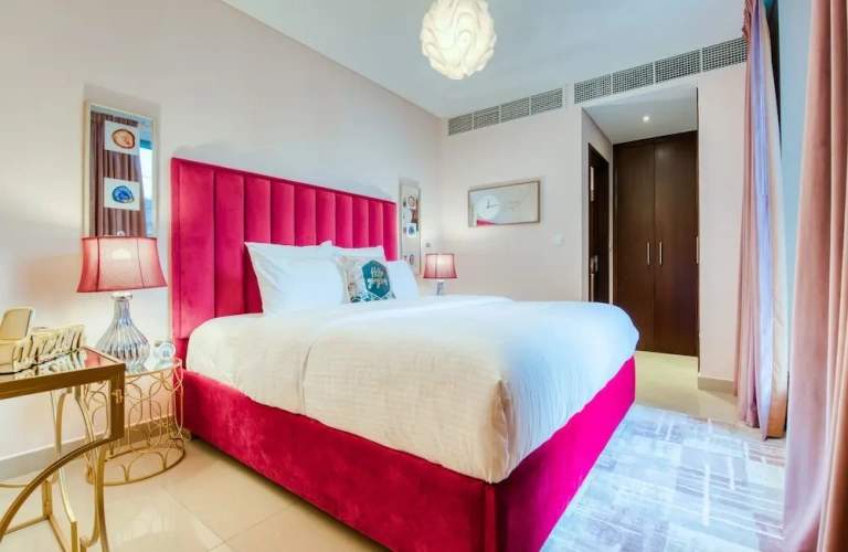 1 Bedroom Vibrant Apartment with fountain view