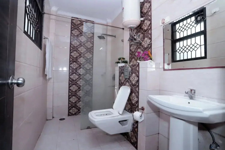 Hotel Noida Nest 105