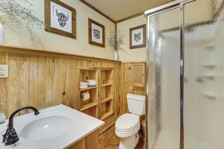 3 Mi to Beavers Bend State Park: Hot Tub Hideaway!