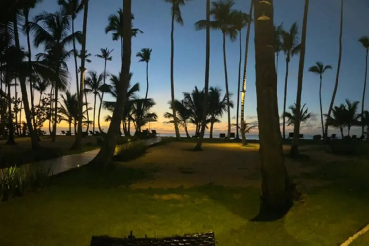 Apartment on the beach with pool and restaurant