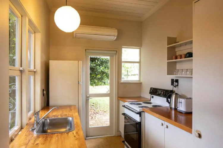 Iona Cottage - Akaroa Holiday Home