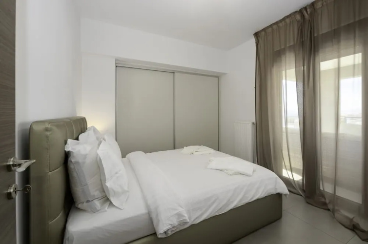 Flat with stunning views & prv parking
