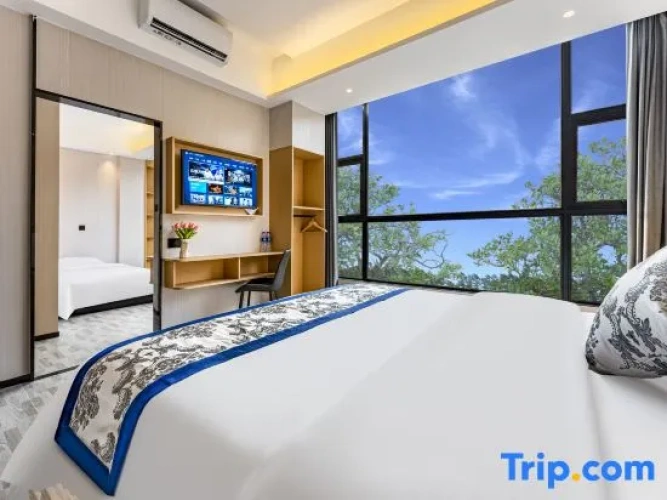 Triple Family Suite with city view