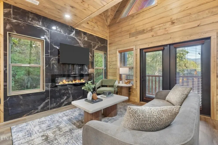 Burch's Bear Splash 4 Bedroom Cabin