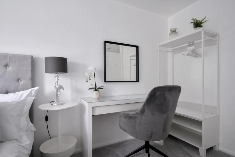 No. 8 - Top Floor Modern Apartment