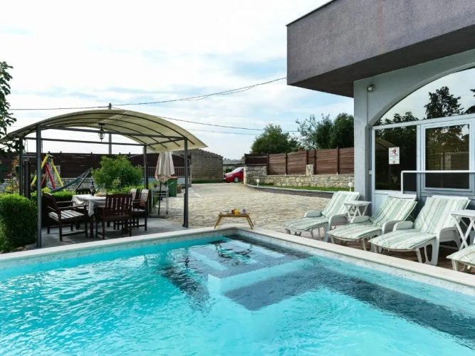4 Bedrooms Cottage