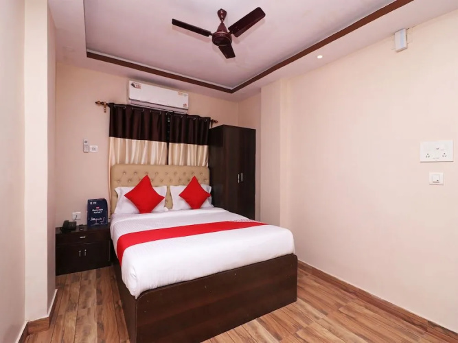 OYO 13579 Hotel Royal Crowne