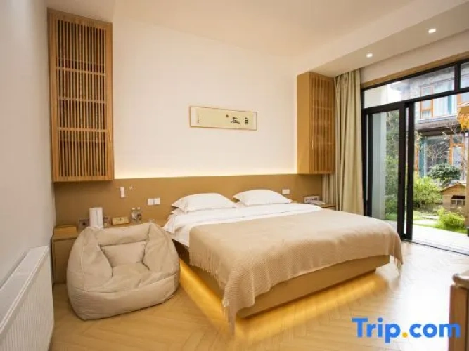 Suite with courtyard view