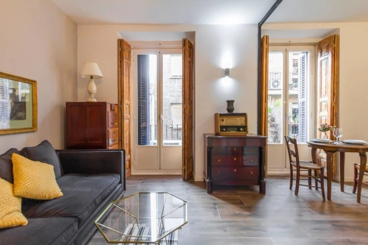 Bright & Compact One Bed Apartment in Malasaña