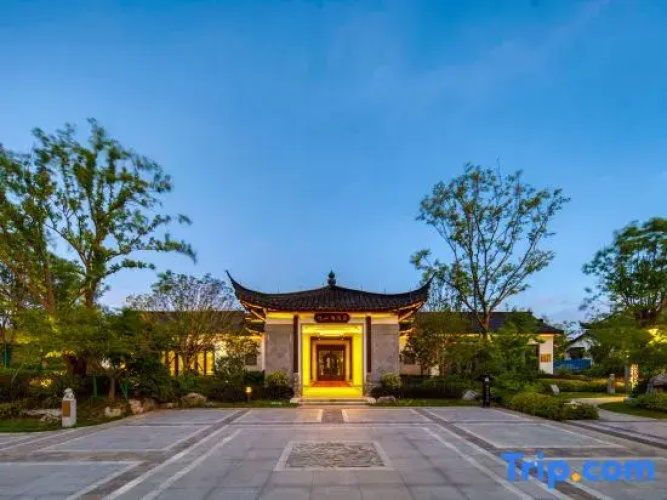 Mountain Lake Hotel in Haining