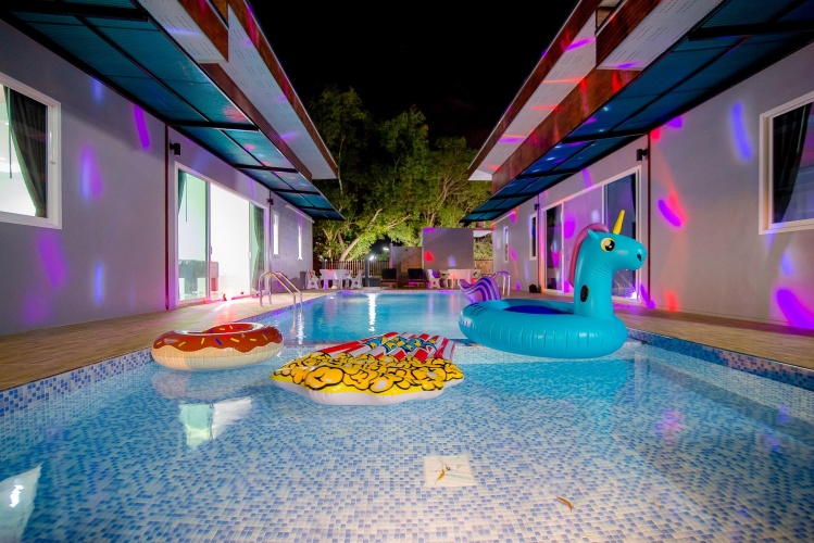 6 Bedrooms Villa