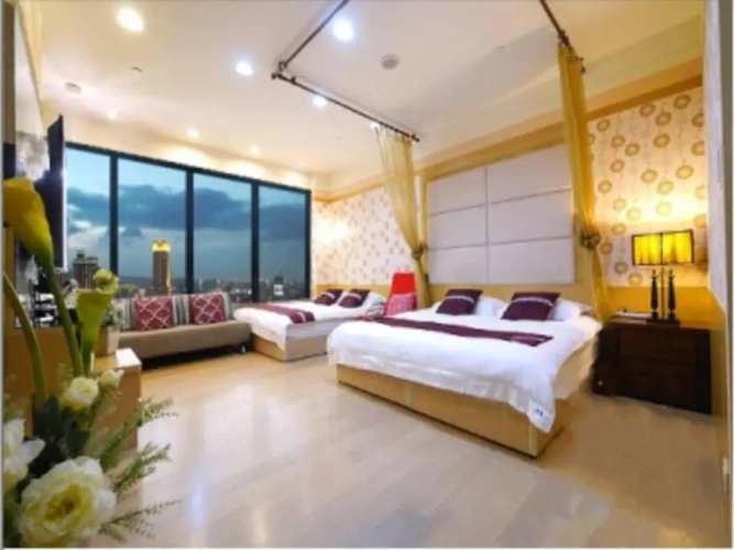 Standard Quadruple room with street view