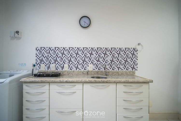 Full Studio 290m From the Public Market Efa0304