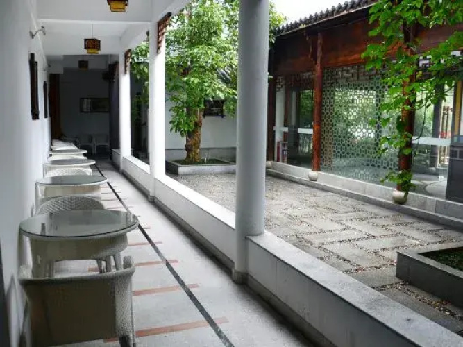 Zhenyangxia Scenic Area Theme Inn