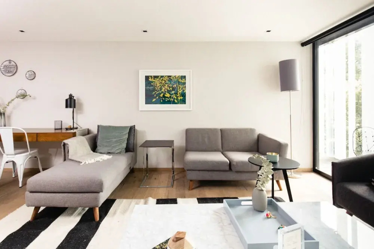 Executive 1BR Oasis With Kitchen & Private Balcony