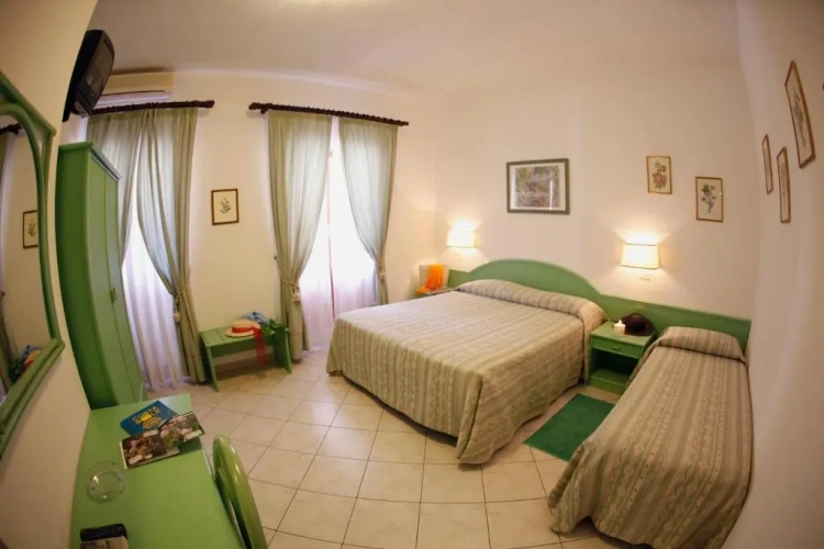Standard Triple room