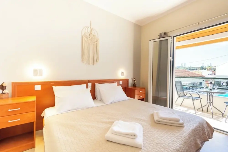 Studio with balcony and with garden view