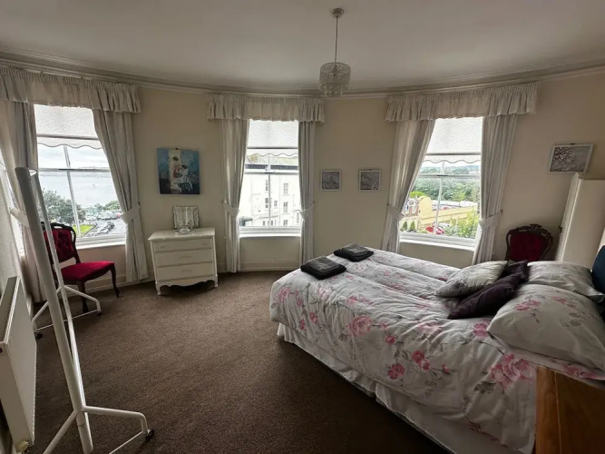 4-beds, Sleeps 8, Sea View & Pet Friendly