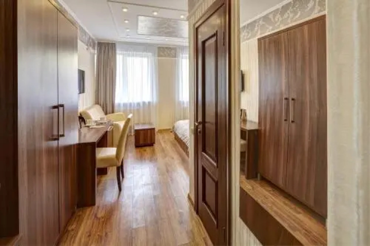 Three Crowns Hotel