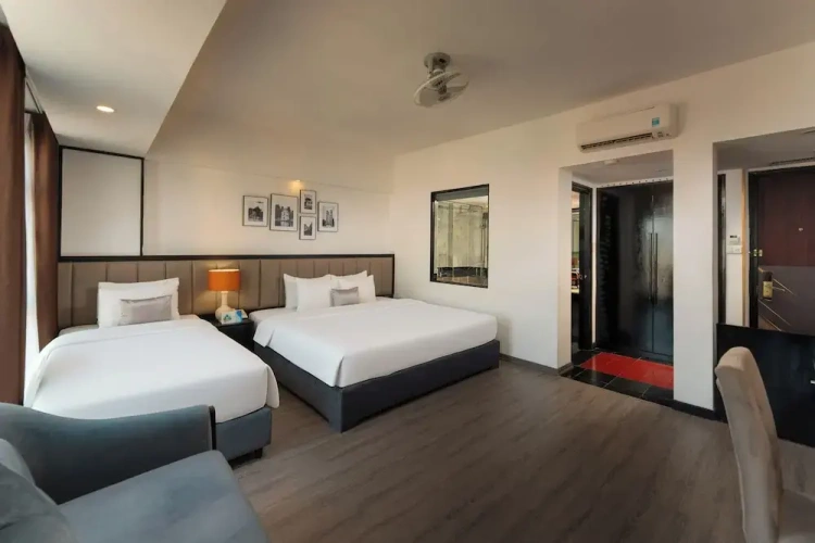 Deluxe Triple room with city view