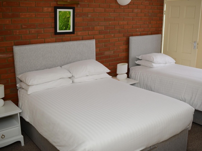 Standard Triple room