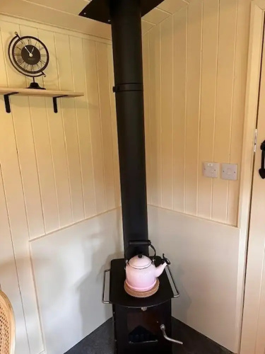 Shepherdshut-cotswolds-petfriendly-woodburner