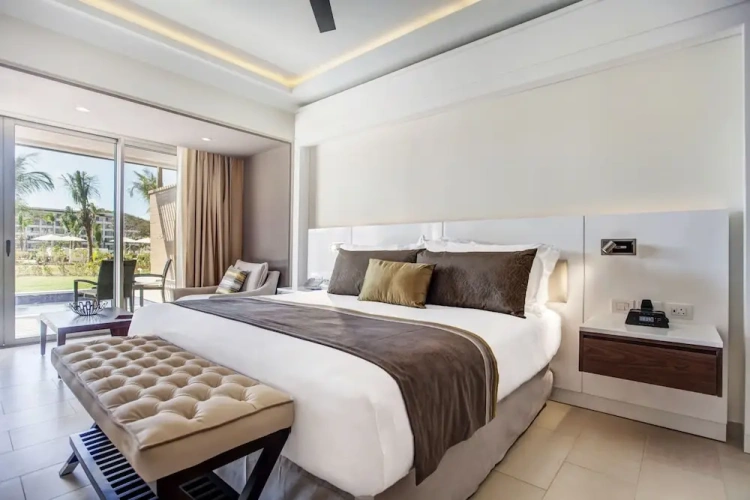 Luxury Club Junior Suite with balcony and with ocean view
