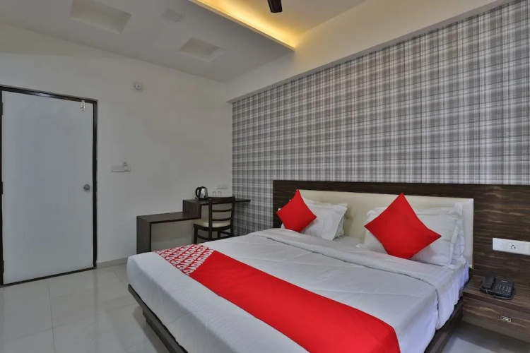 OYO 27930 Hotel Dev Palace