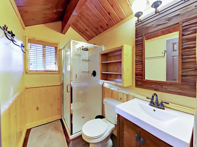 880 Edgemoor Rd Cabin