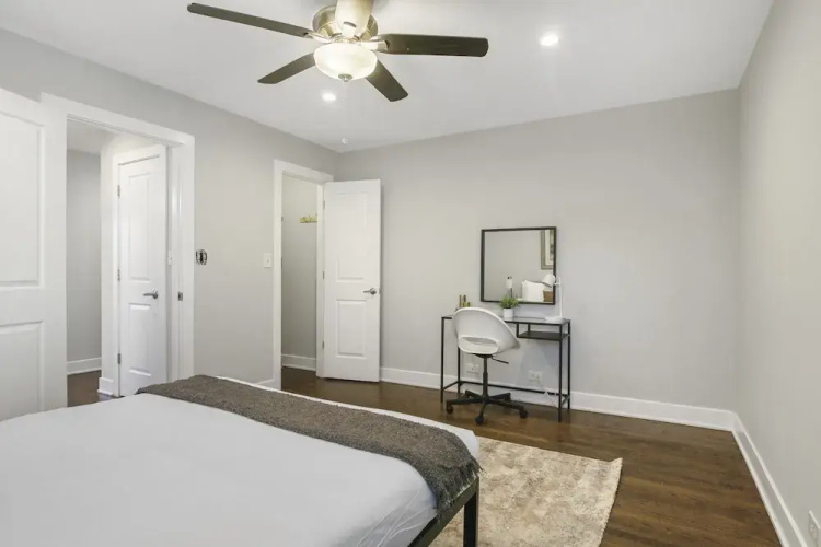 2BR Rogers Park Apt in Sheridan