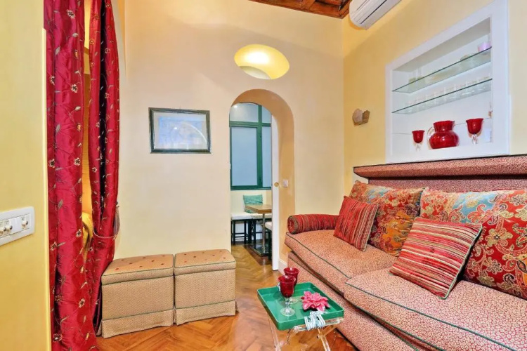 Pantheon charming apartment