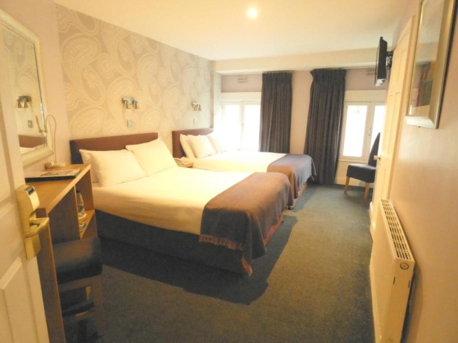 Standard Triple room