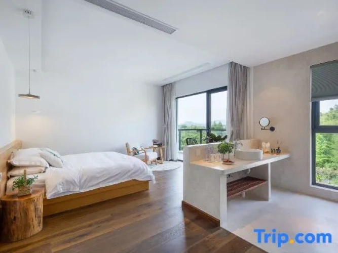 Luxury Double room with balcony and with sunrise view