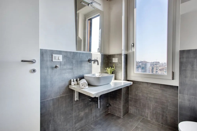 Bright flat near Lambretta Park