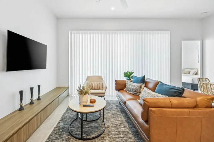 Waterfront 2-bed Oasis - Pool, Steam, Jacuzzi, Gym