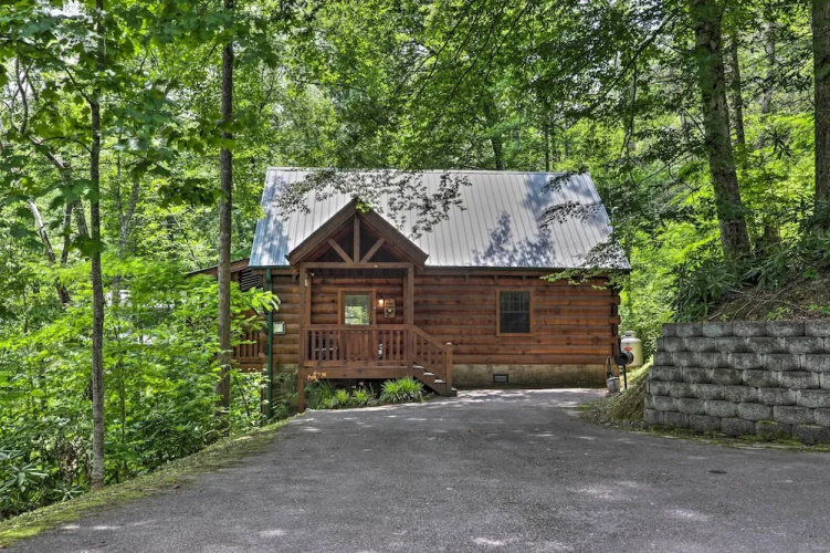 Gatlinburg Mountainside Escape w/ Deck & Hot Tub!