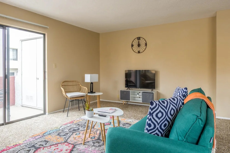 2 BR Apt w/ Pool, Laundry & Wifi by Frontdesk