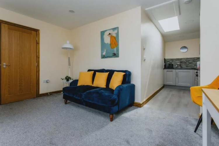 Spacious 2nd Floor Apartment - King Size Bed & Free Parking