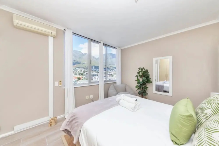 Picturesque 2BD Apartment With Table Mountain View