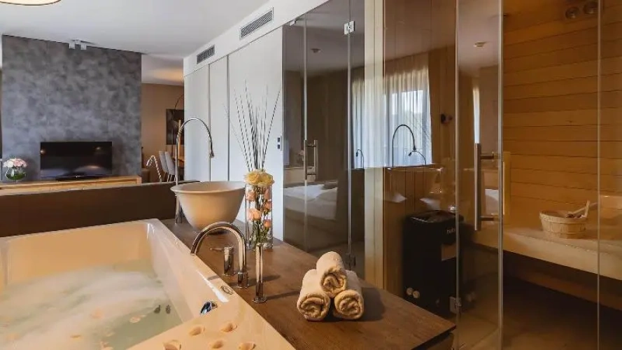 Deluxe Suite with balcony