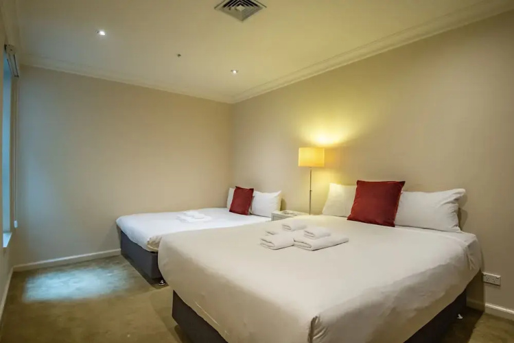Elegant 4B 2B Unit in Melbourne CBD w/ Parking!