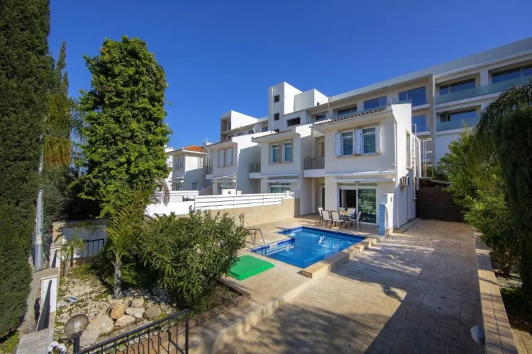 2 Bedrooms Villa
