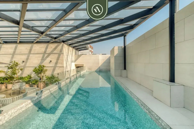 Luxury 2 BR Condo - Rooftop Pool With City View