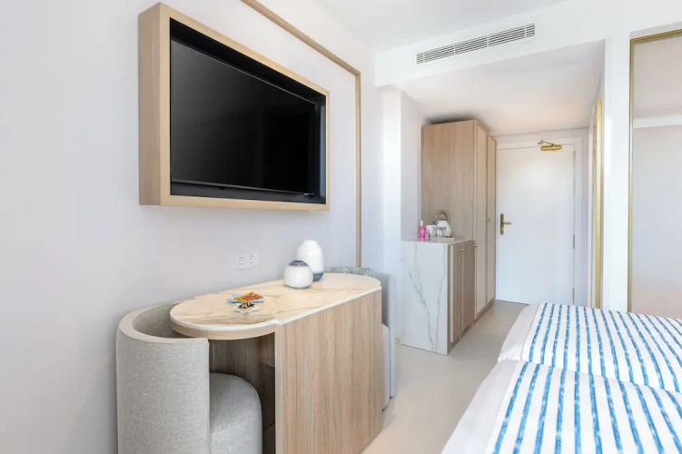 Standard Twin room with balcony