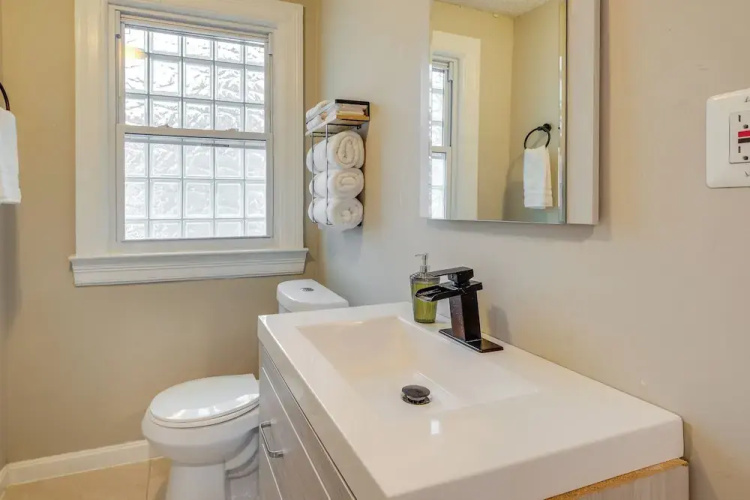Easy Metro Access: Wfh-friendly Apt 7 Mi to DC!