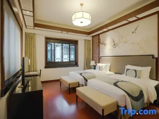 2 Bedrooms Suite with courtyard view
