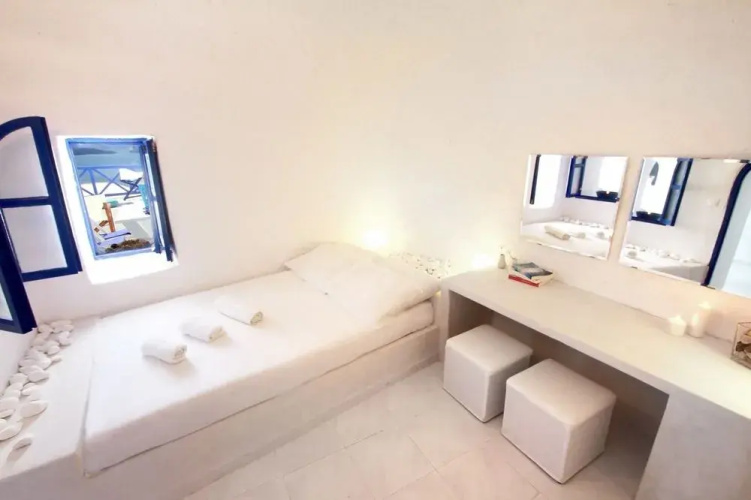 Blu Bianco Cave House
