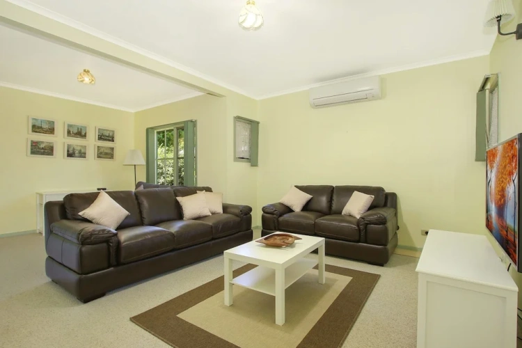 3 Bedrooms Cottage