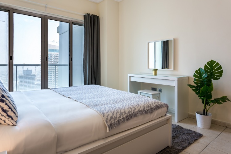 Lake views from 2 bedroom apartment in JLT - Image 13