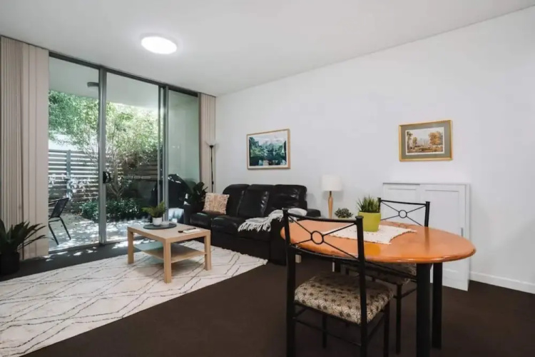 Comfy 1-bed With Spacious Courtyard & Parking